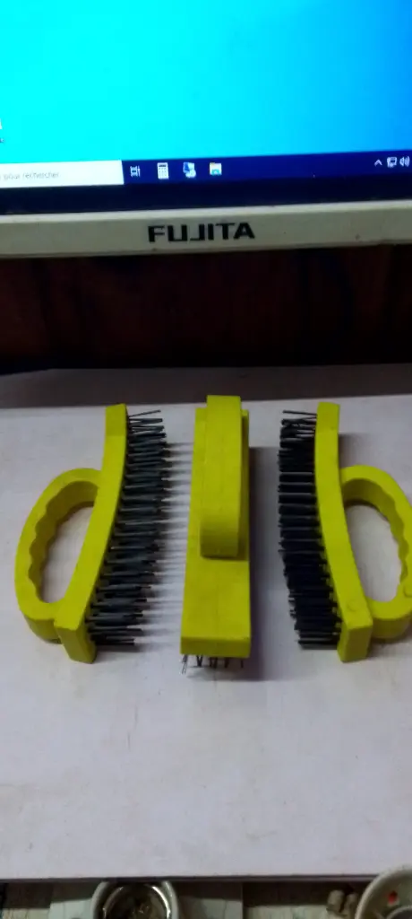 Brosse metallique 4rangees poignee plast. jaune 