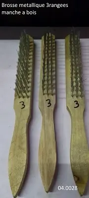 Brosse metallique 3rangees manche a bois